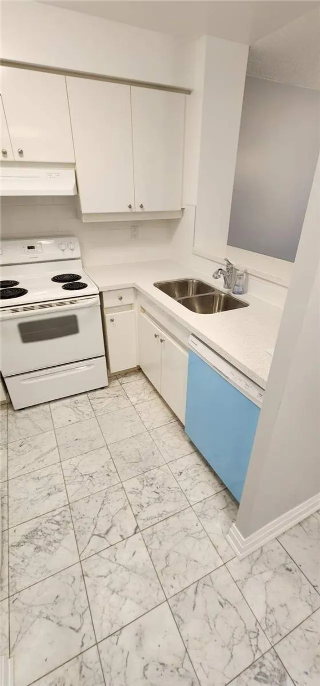 Additional image 3 of 942 Yonge St Unit 703