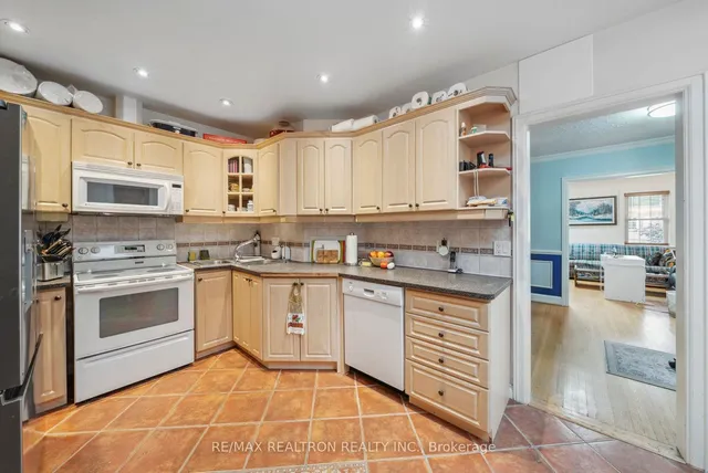 Additional image 16 of 1230 Avenue Rd