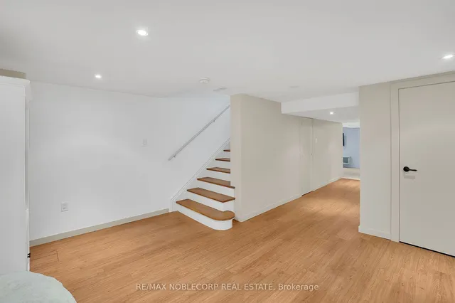 Additional image 31 of 35 Yorkdale Cres