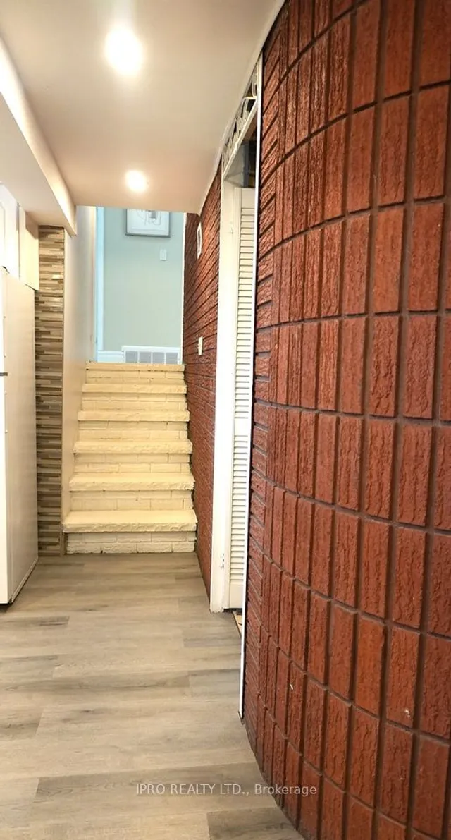 Additional image 28 of 11 Unser Gate