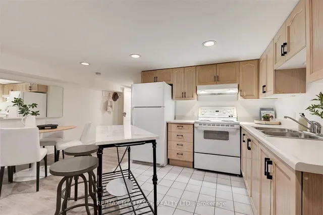 Additional image 28 of 78 Glen Manor Dr