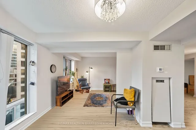 Additional image 11 of 33 University Ave Unit 903