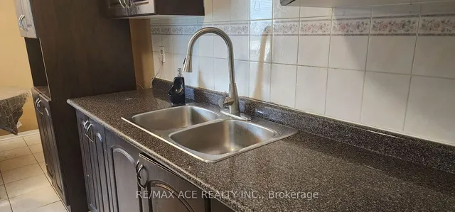 Additional image 2 of 61 Warwick Castle Crt