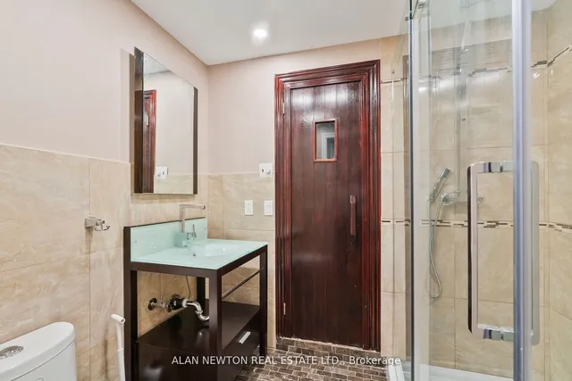 Additional image 27 of 31 Carnival Crt