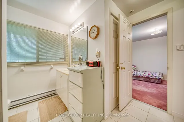 Additional image 27 of 20 Zircon Crt