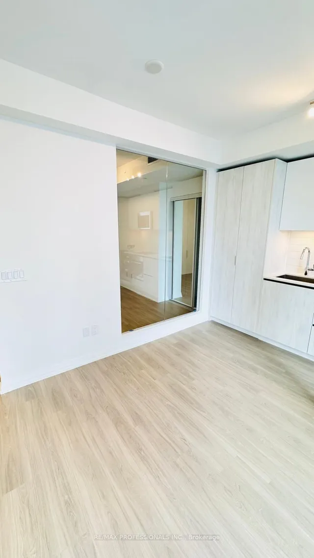 Additional image 4 of 28 Widmer St Unit 4321