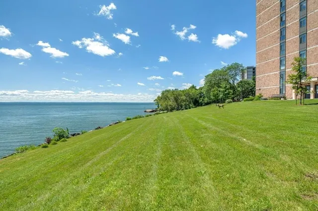 Additional image 3 of 5250 LAKESHORE Rd Unit 2006