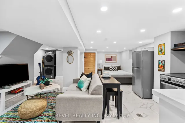 Additional image 35 of 69 Roxborough Ave