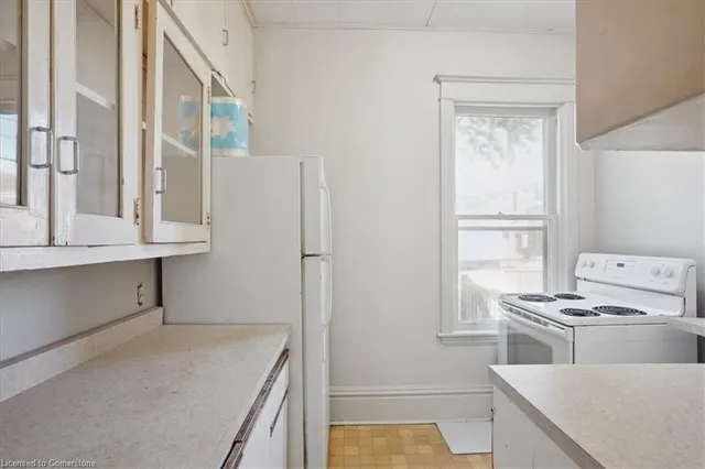 Additional image 17 of 76 Spadina Ave