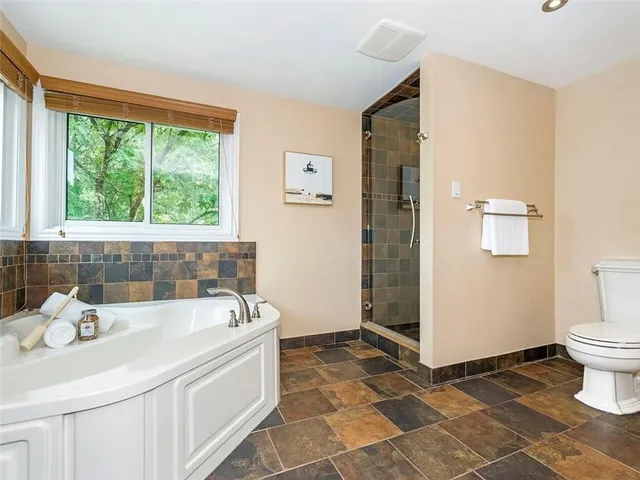 Additional image 27 of 2048 PARKLANE Cres