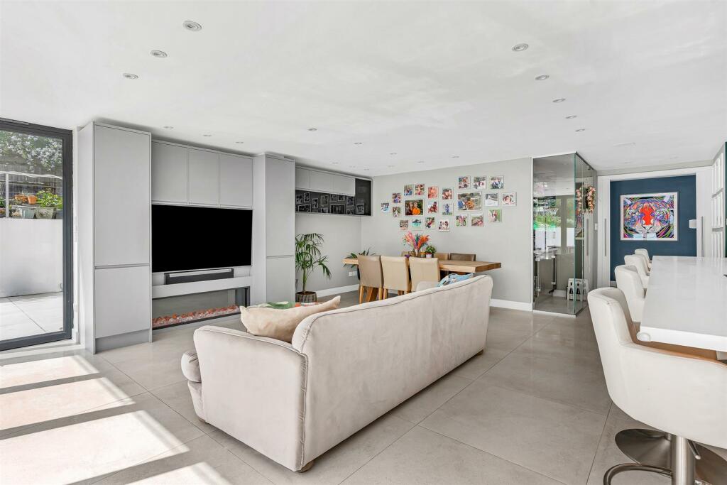 Additional image 7 of The Avenue, Welwyn