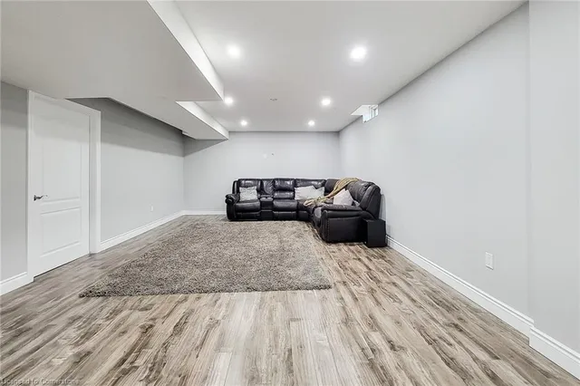 Additional image 32 of 55 Alexsia Crt