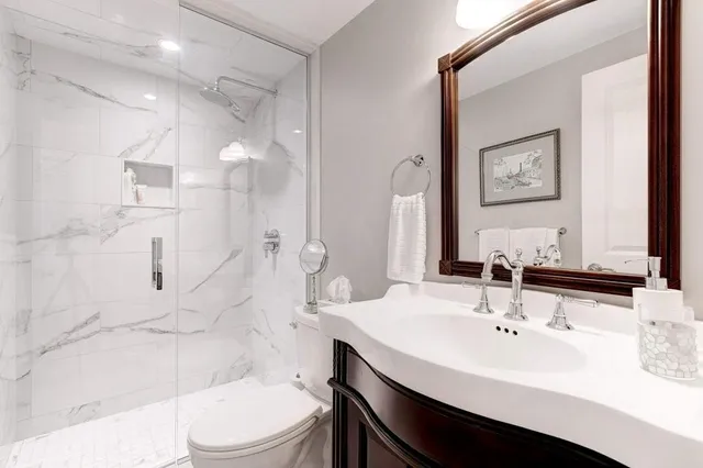 Additional image 9 of 5250 LAKESHORE Rd Unit 2006