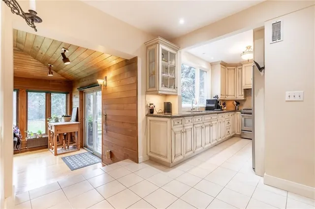 Additional image 8 of 2317 Lakeshore Rd