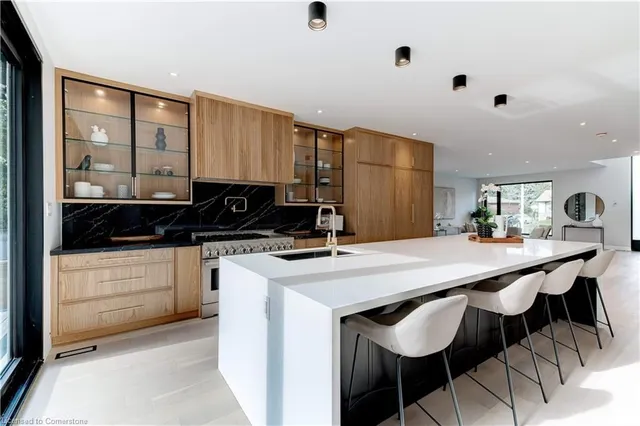 Additional image 10 of 298 Strathcona Dr