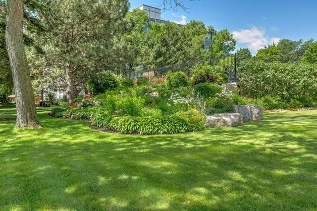 Additional image 44 of 5250 LAKESHORE Rd Unit 2006