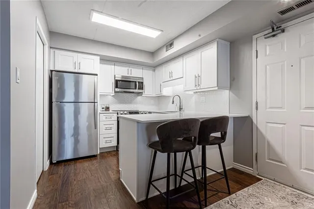 Additional image 6 of 2010 CLEAVER Ave Unit 103