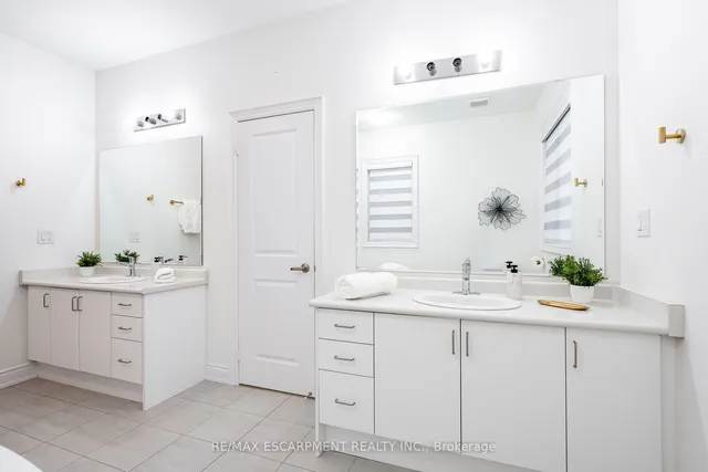 Additional image 26 of 158 Agro St