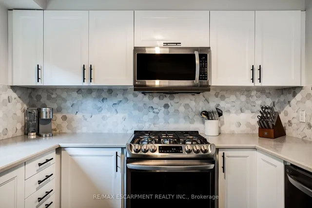 Additional image 13 of 31 Moss Blvd Unit 17