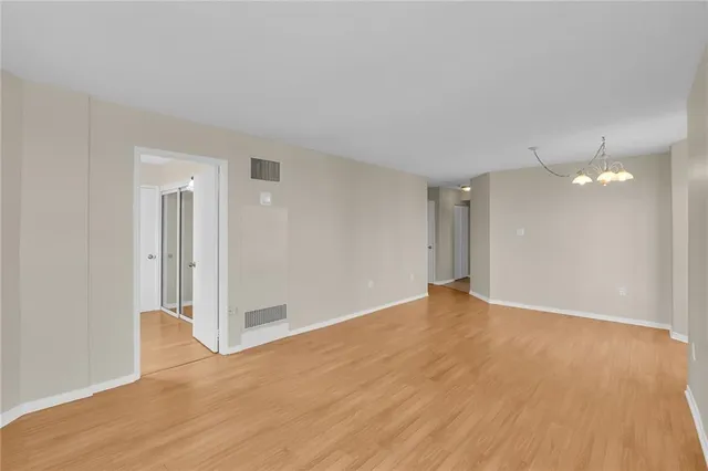 Additional image 5 of 1270 MAPLE CROSSING Blvd Unit 409