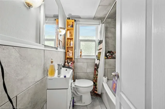 Additional image 36 of 95 Spadina Ave