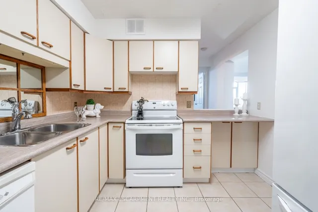 Additional image 16 of 5280 Lakeshore Rd Unit 105