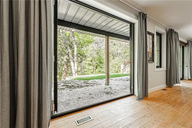 Additional image 15 of 829 FOREST GLEN Ave