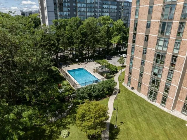 Additional image 2 of 5250 LAKESHORE Rd Unit 2006