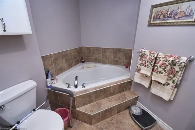 Additional image 16 of 3000 Creekside Dr Unit 604