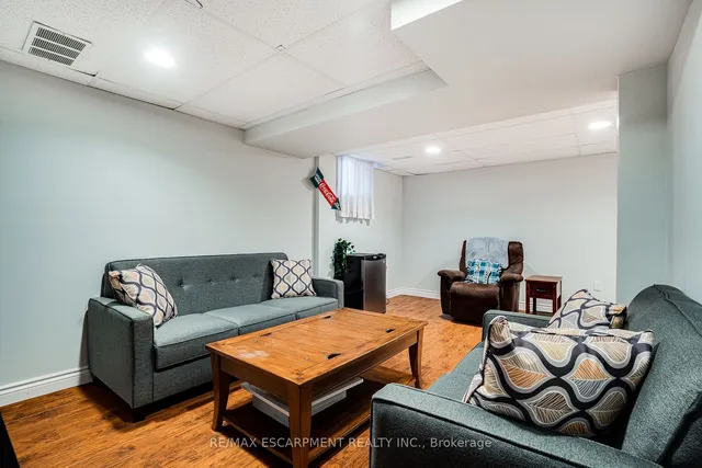 Additional image 32 of 31 Moss Blvd Unit 17