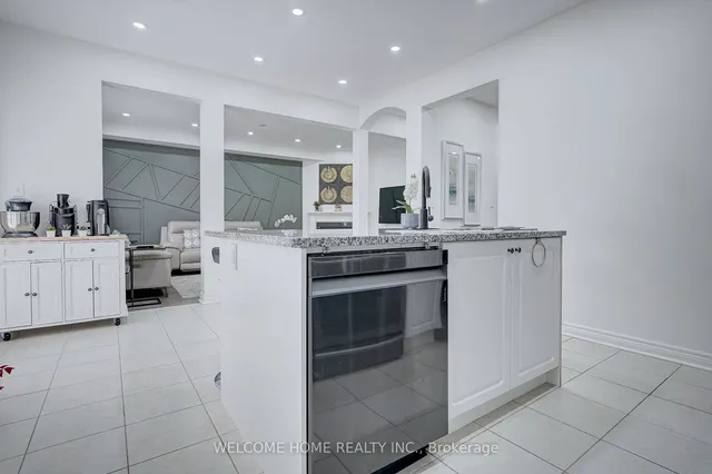 Additional image 17 of 556 Bessborough Dr