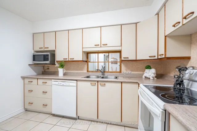 Additional image 15 of 5280 Lakeshore Rd Unit 105