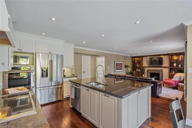 Additional image 11 of 2005 PARKLANE Cres