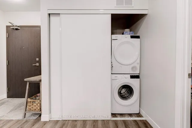 Additional image 20 of 15 Queen St Unit 812