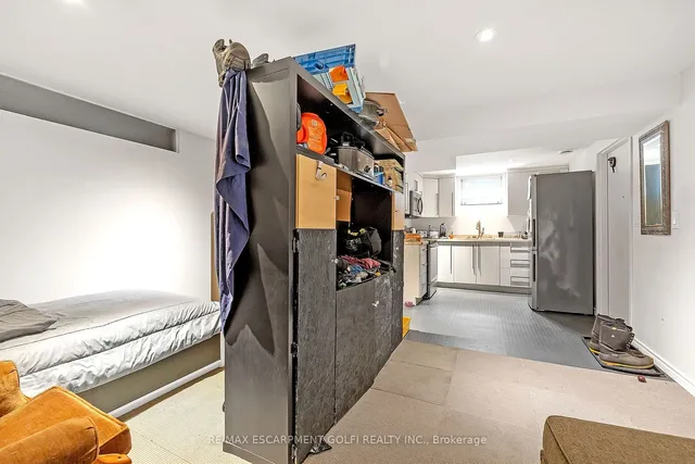 Additional image 18 of 29 Clarendon Ave