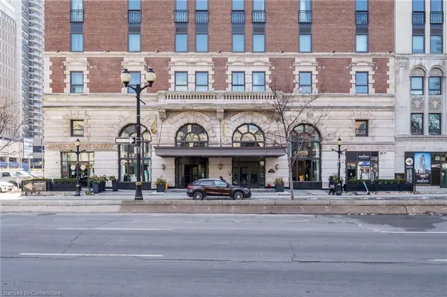 112 King St Unit 807