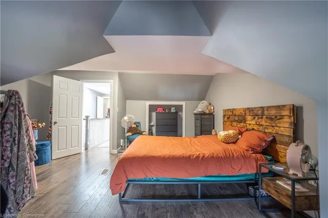 Additional image 45 of 165 Emerald St