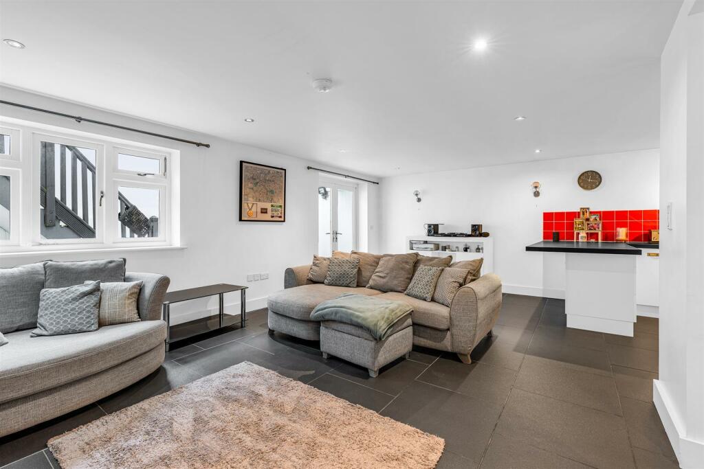 Additional image 12 of Canonsfield Road, Welwyn