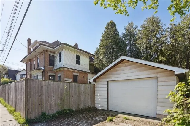 Additional image 6 of 76 Spadina Ave