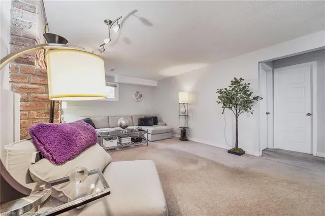 Additional image 32 of 8 Muscot Dr