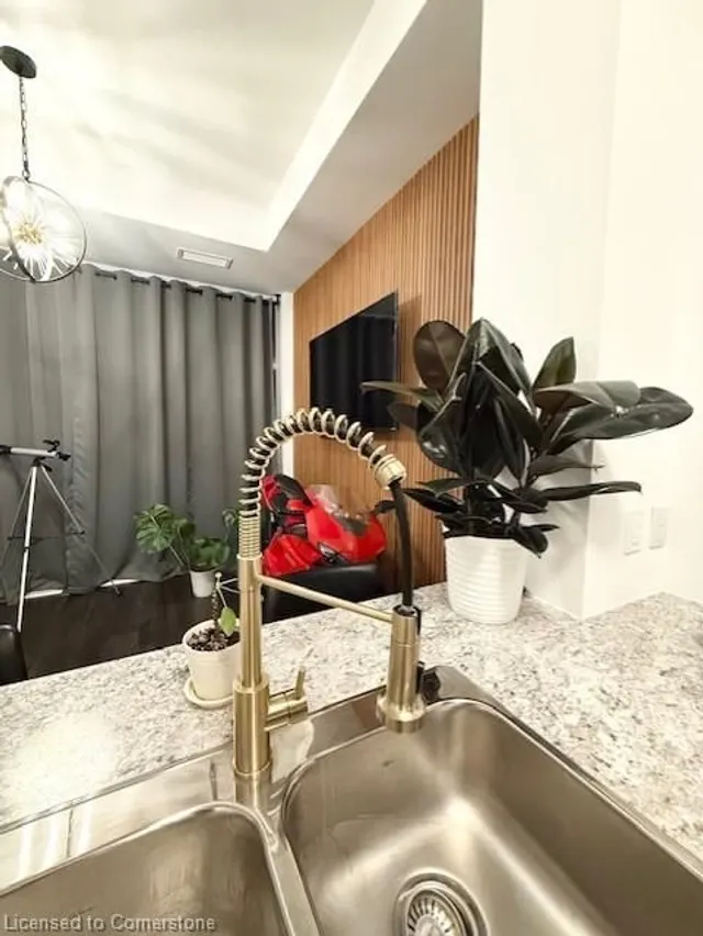 Additional image 11 of 470 Dundas St Unit 102