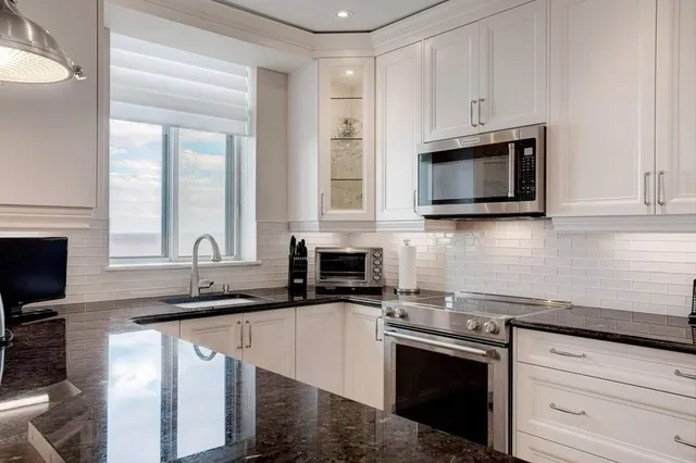 Additional image 20 of 5250 LAKESHORE Rd Unit 2006