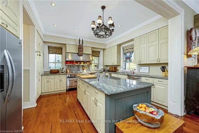 Additional image 10 of 103 THOMAS St