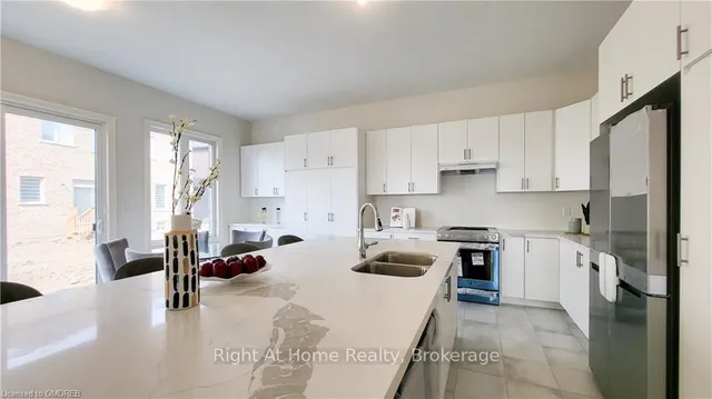 Additional image 9 of 466 HUMPHREY St