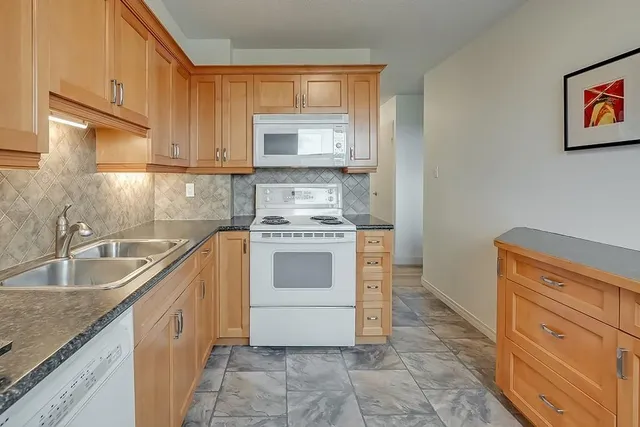 Additional image 21 of 700 DYNES Rd Unit 1003