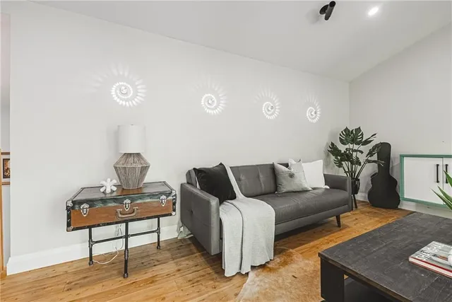 Additional image 28 of 829 FOREST GLEN Ave