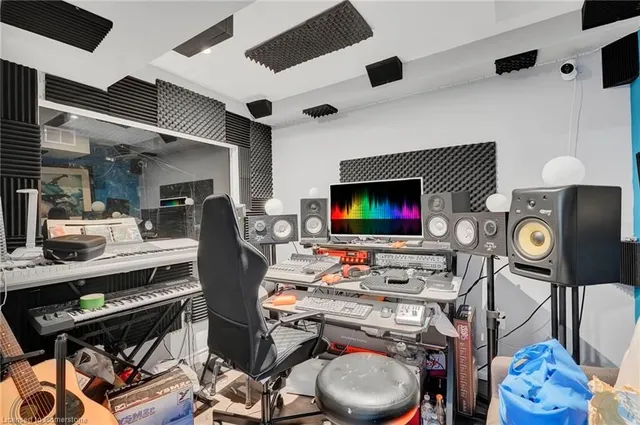 Additional image 32 of 158 Kinsman Dr