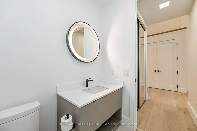 Additional image 13 of 112 King St Unit #PH05