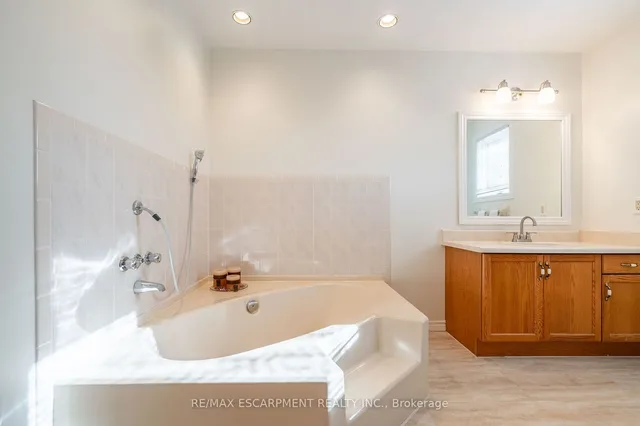 Additional image 24 of 85 Royalvista Dr