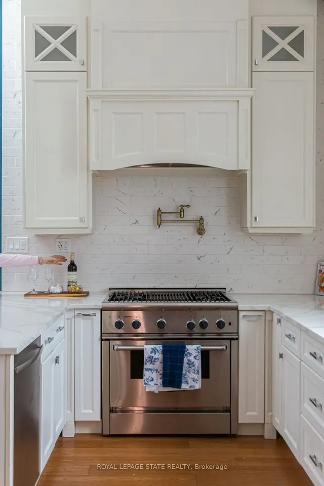 Primary image of 347 Queen St